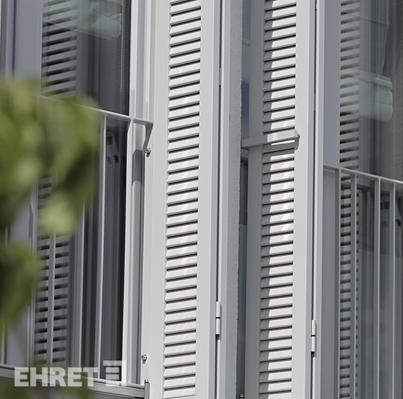 Klappläden aus Aluminium, Ansicht von aussen, Bodennahe Fenster © Ehret